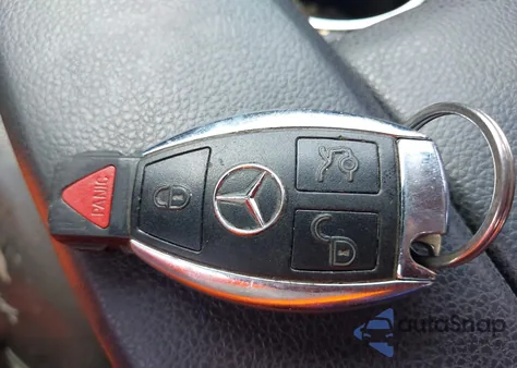 2014 Mercedes-Benz C 250 Luxury/Sport z USA, uszkodzony, nr VIN WDDGF4HB2EA963886